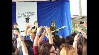 5 Seconds of Summer - She Looks So Perfect acoustic [Mexico City]