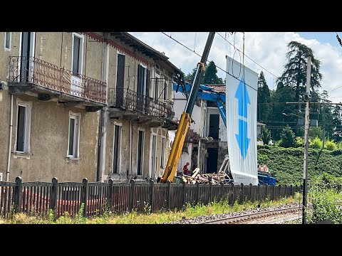 A Laveno Mombello le ruspe demoliscono l’edificio di Via Ceretti