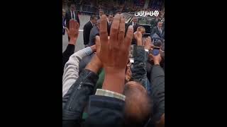الملك محمد السادس يوقف الموكب الملكي لمصافحة المواطنين إلى جانب الرئيس ماكرون thumbnail