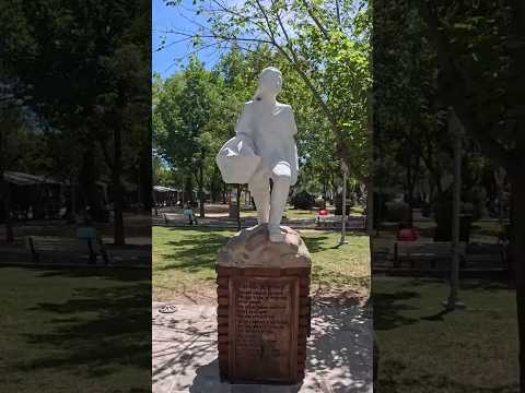 villa cura Brochero visitando la escultura de los niños pasteliteros #villacurabrochero #cordoba