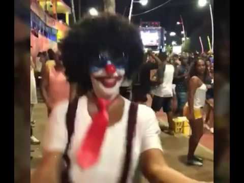 Ivete se disfarça com fantasia e curte o carnaval de Salvador na pipoca