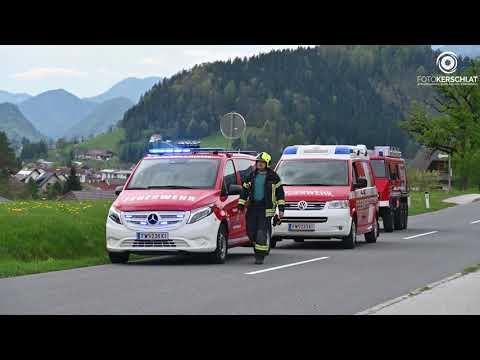 Schwerer Unfall in Windischgarsten - Pkw überschlägt sich nach Crash mit Motorrad