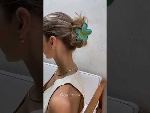 Style flower claw clips 🤍 #fypシ #aethetic #clawcliphairstyles #hairstyle #hairstyletutorial #like