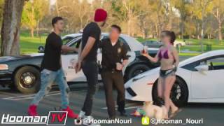 Vajza e martuar e refuzoi këtë djalë por kur ia pa makinen ndërroi mendje (VIDEO)