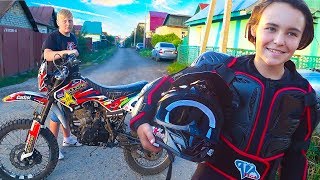 ЧТО КУПИТ ШКОЛЬНИК ДЛЯ СВОЕГО ПИТБАЙКА. ПОДАРИЛ ШКОЛЬНИКУ 10000 РУБЛЕЙ