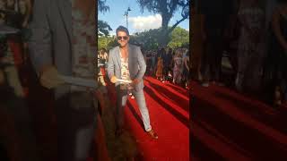 Red Carpet | Arrive des acteurs de Magnum P.I. 