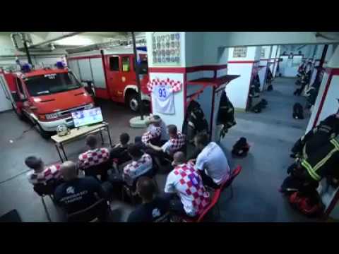 Реакция на Хърватските пожарникари по време на мача