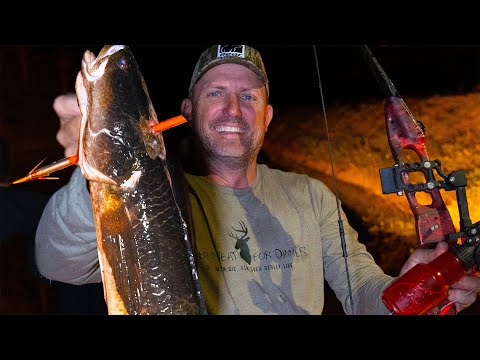 BULLSEYE SNAKEHEAD {CATCH CLEAN COOK} CAJUN BOWFISHING IN NASTY CITY CANALS
