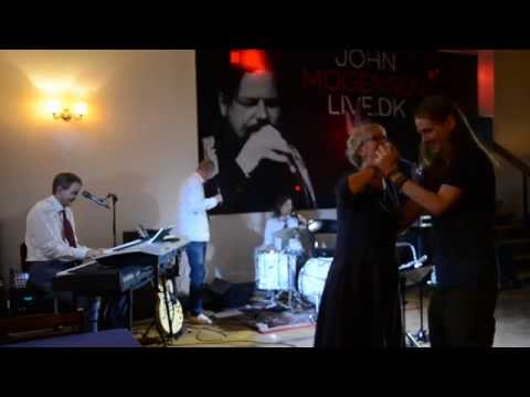 Sidder på et værtshus - johnmogensenlive.dk - Hornslets fedeste fester - 17.10.2015