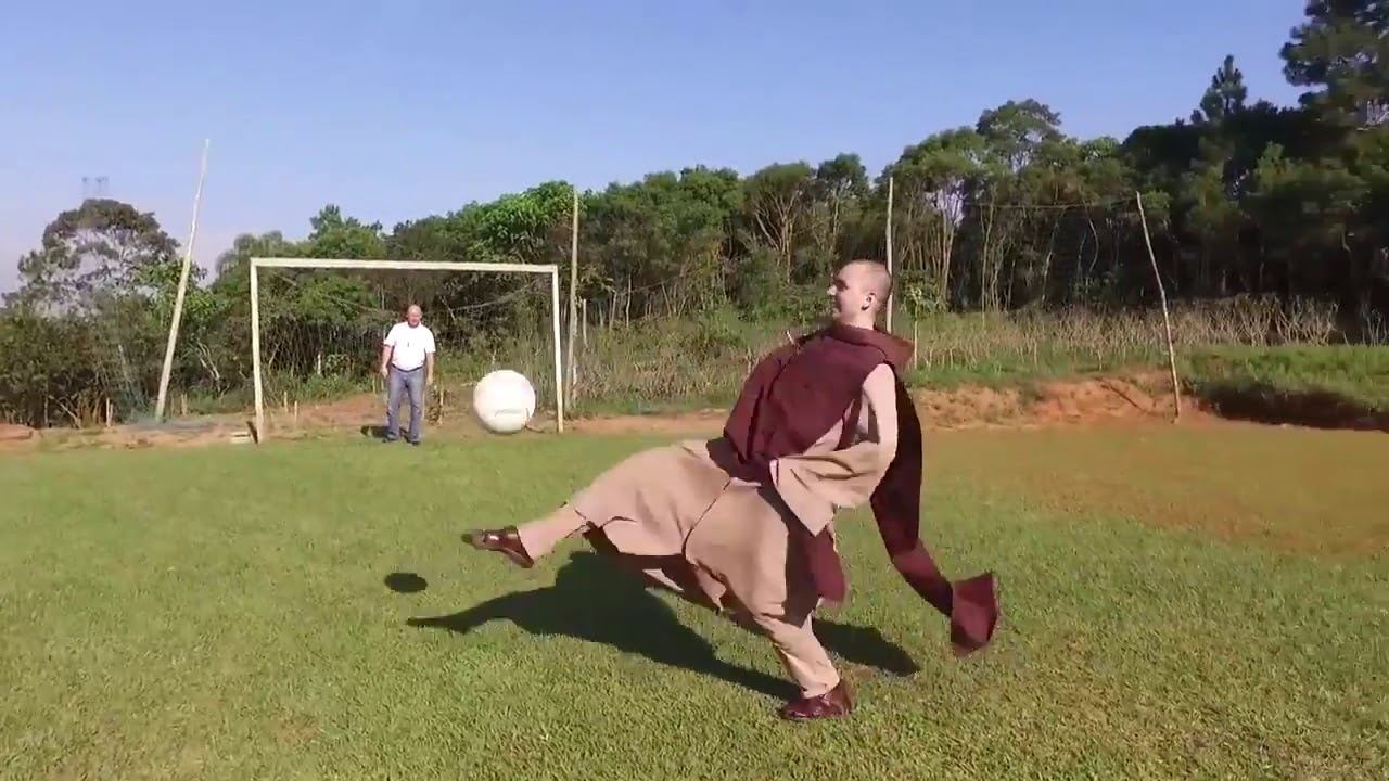Frei Gilson jogando futebol ao som de Templo Vivo - Diego Fernandes