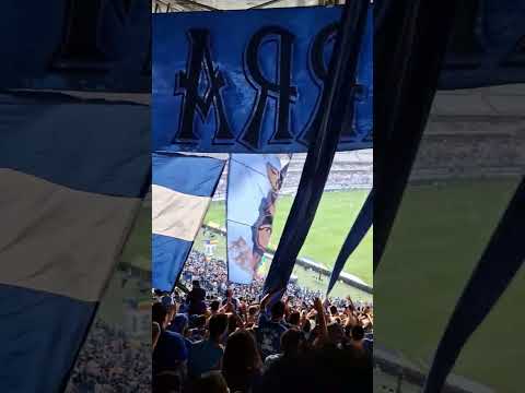 "TEMOS PAGINAS HERÓICAS E IMORTAIS! Vlog completo no canal! #shorts #torcida #cruzeiro #futebol" Barra: Torcida Fanáti-Cruz &bull; Club: Cruzeiro