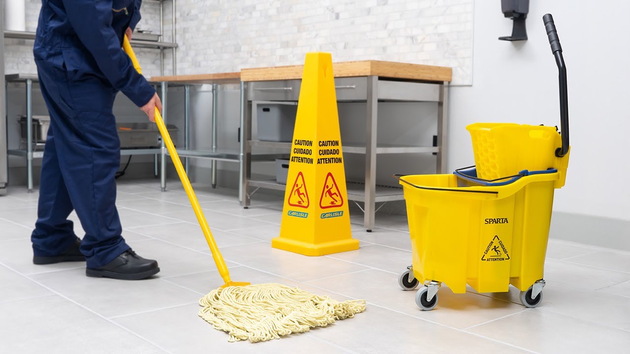 OmniFit™ 35qt Mop Bucket Combo - Side Press Wringer & Soiled Water