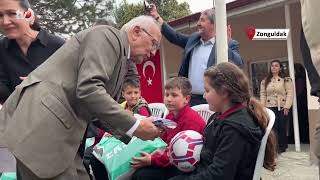 Gazeteciler, 19 Yıl Önce Tadilat Ettirdikleri Okulda Öğrencilerle Buluşup Hediye Dağıttı