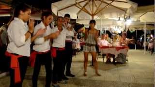 preview picture of video 'Serata greca da Oskars two restaurant a Lassi (Argostoli) Cefalonia'