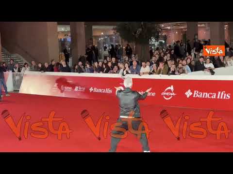 Giovanni Vernia scherza con i fotografi gesticolando sul red carpet della Festa del Cinema di Roma