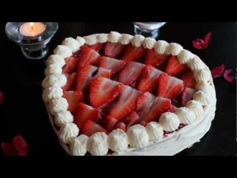 Tarta corazon de san valentin de nata y fresas sin lactosa
