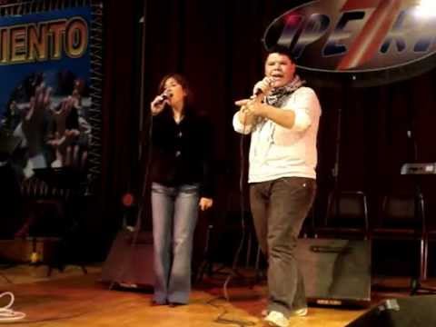 Jimena Yévenes y Giezy Carrasco cantando 