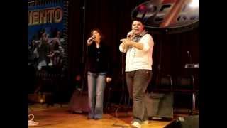 Jimena Yévenes y Giezy Carrasco cantando 