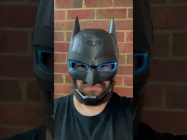 Vídeo relacionado con DC Comics, Máscara de Batman con Visera, más de 15 Sonidos y Frases, se Ilumina, Pilas Incluidas, Disfraz de superhéroe, Juego de rol para niños y niñas a Partir de 4 años
