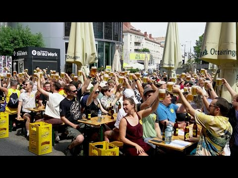 Video Thumbnail: Vienna beer lovers attempt world record for biggest simultaneous pour | AFP