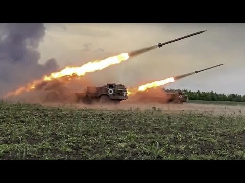 شاهد: راجمات صواريخ أوراغان الروسية تقصف ليلا مواقع في أوكرانيا