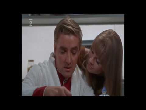 451 stupňů Fahrenheita (1966) - holící scéna