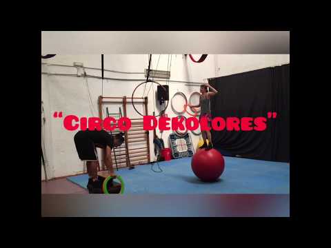 Malabares con aros y equilibrio