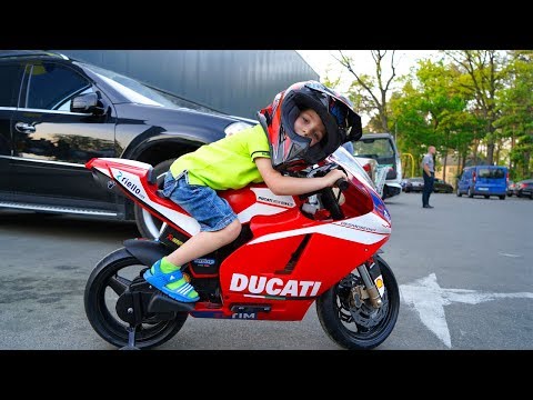 В 5 лет КРУТО  управляет МОЦИКОМ ...At the age of 5, he famously runs a motorcycle ...