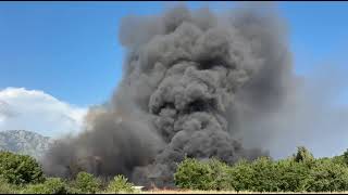 vasto-incendio-e-colonna-di-fumo-nero-dalla-zona-industriale-di-airola