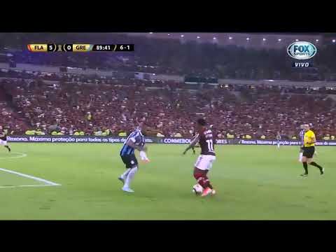 Bela jogada do Vitinho que terminou com um rebote para o chute do Diego em 2019
