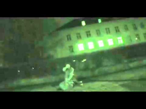 Skinny AL´s Augen zu und durch