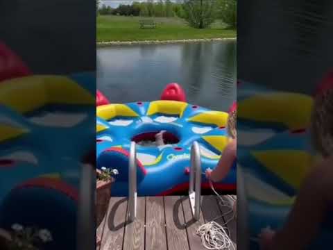 Funny videos falls in the water/Vídeos graciosos caídas en el agua// #funny #laugh #viral #shorts