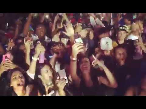 MC vitin LC cantando com as fã