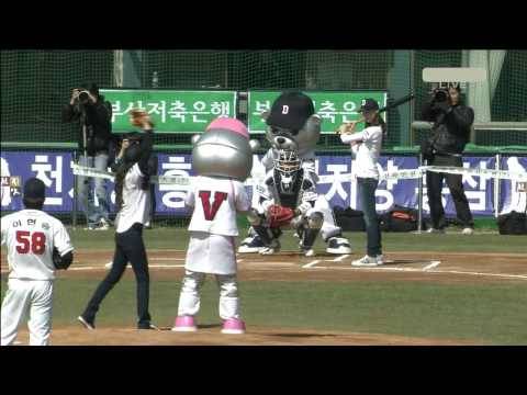 YoonA , Seohyun (SNSD) - Pitch & Hit ( Mar,28,10 )