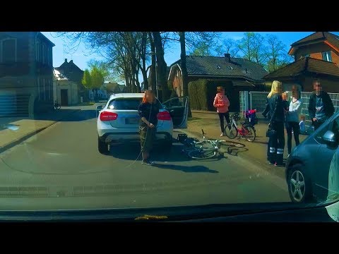 Auto macht Bekanntschaft mit Fahrrad - Mutter Flog übers und Kind unters Auto