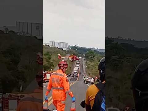 Colisão entre dois veículos deixa quatro feridos na BR-491