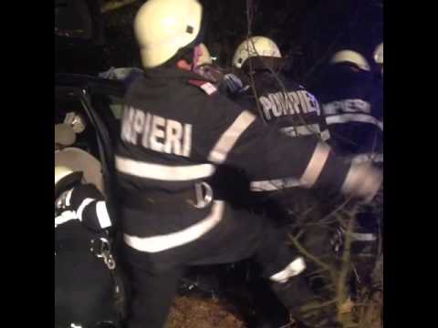 Un tanar din Lugoj a adormit si a intrat cu masina intr-un copac