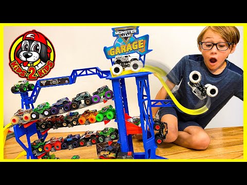 NEW 2022 Monster Jam GARAGE Playset UNBOXING 📦 40th Anniversary Grave Digger & Zombie Monster Truck!