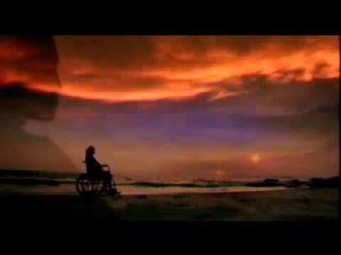 ស្រក់ទឹកភ្នែកពេលកំពុងញញឹម