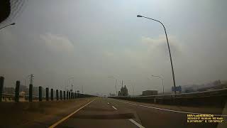 Re: [新聞] 四輪惡意逼車衝撞重機！騎士慘摔翻滾影片