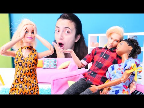 Barbie videoları. Barbie yeni birisiyle tanışıyor ve aşık oluyor. Sevcan ile Barbie oyunları.