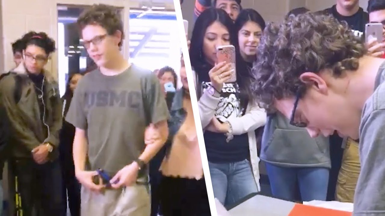 Le garçon n'a aucune idée de ce que ses camarades de classe ont fait pour lui. Très touchant !