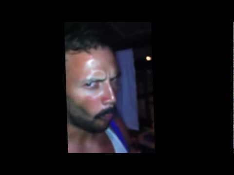 Freddie Mercury y Alberto Mvundi cantan "Mermelada" en "Al Solecito", Caños de Meca.