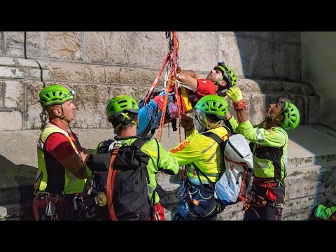 Selvino, l'esercitazione del Soccorso alpino sul campanile