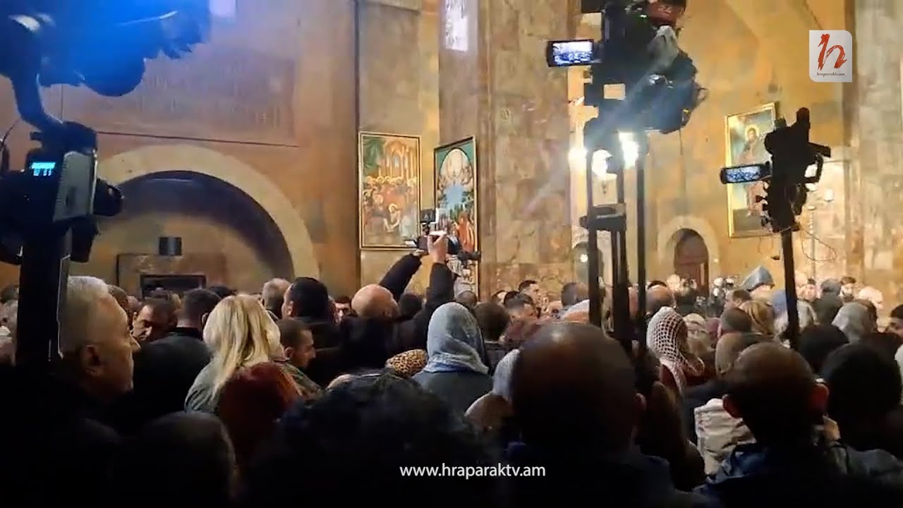 Փաշինյանի աջակիցները եկեղեցու ներսում ծափահարում են
