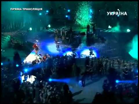 Rihanna-Diva.com // Rihanna performing Umbrella at Shakhtar Donetsk 75th Anniversary