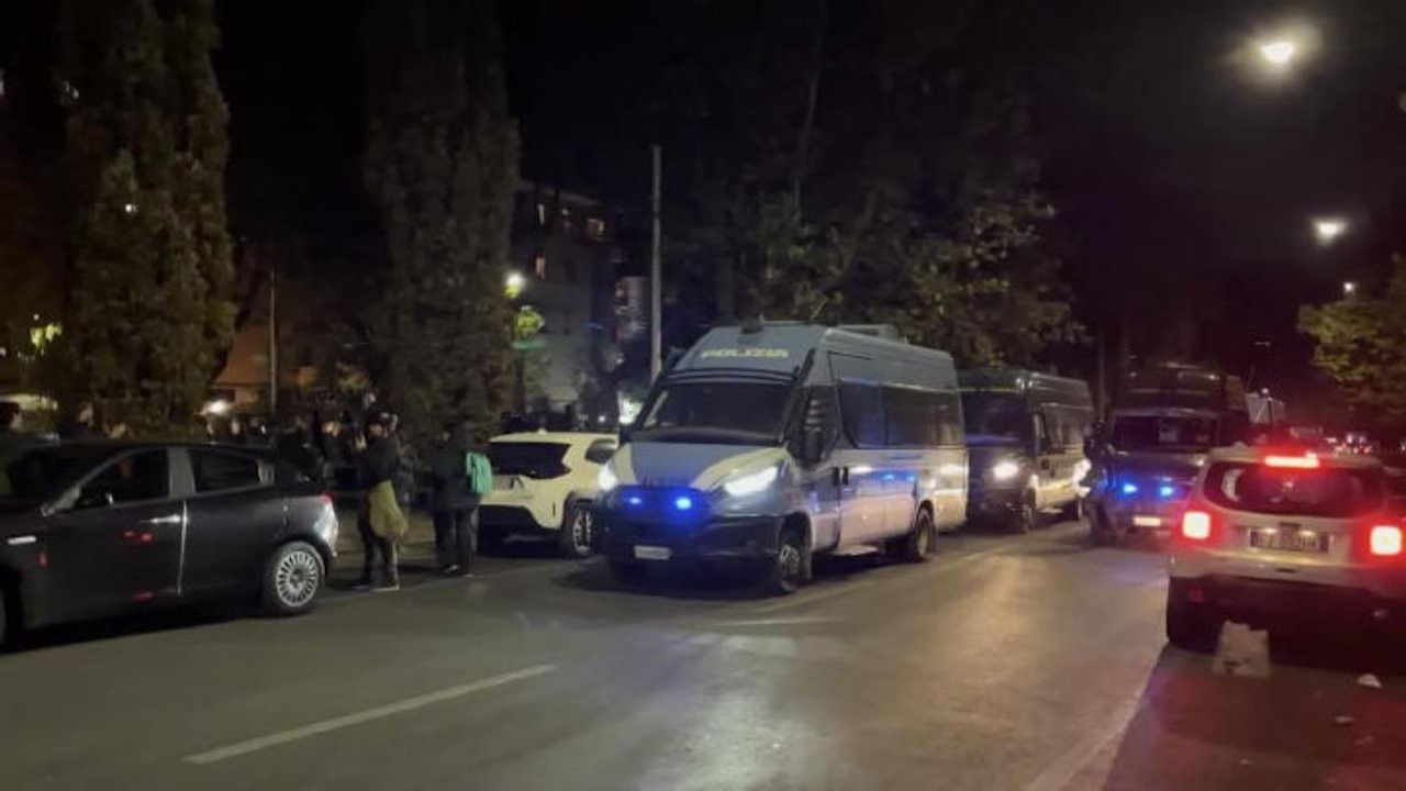 Manifestazione a Roma le forze dell'ordine bloccano il corteo su Via Claudia