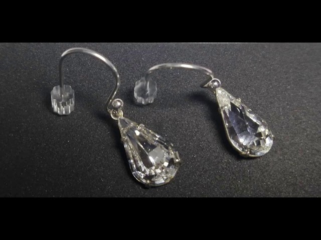 Vídeo relacionado con Swarovski Pendientes de aro Sommerset, Pendientes Pequeños con Borde Exterior de cada Pendiente Bañado en Tono Oro Delicadamente Adornado con un Pavé de Cristales Transparentes, Blancos