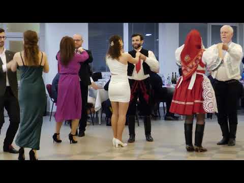 KÚTY (SLOVENSKO)-Z KROJOVANÉHO PLESU s dechovou hudbou ZLAŤULKA (ukázka podlužáckého tance-vrtěná)