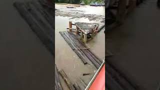 Video Detik Detik Rakit Kayu Log PT KDP Menabrak Fender Jembatan KH Hasan Basri Muara Teweh 16 Novem